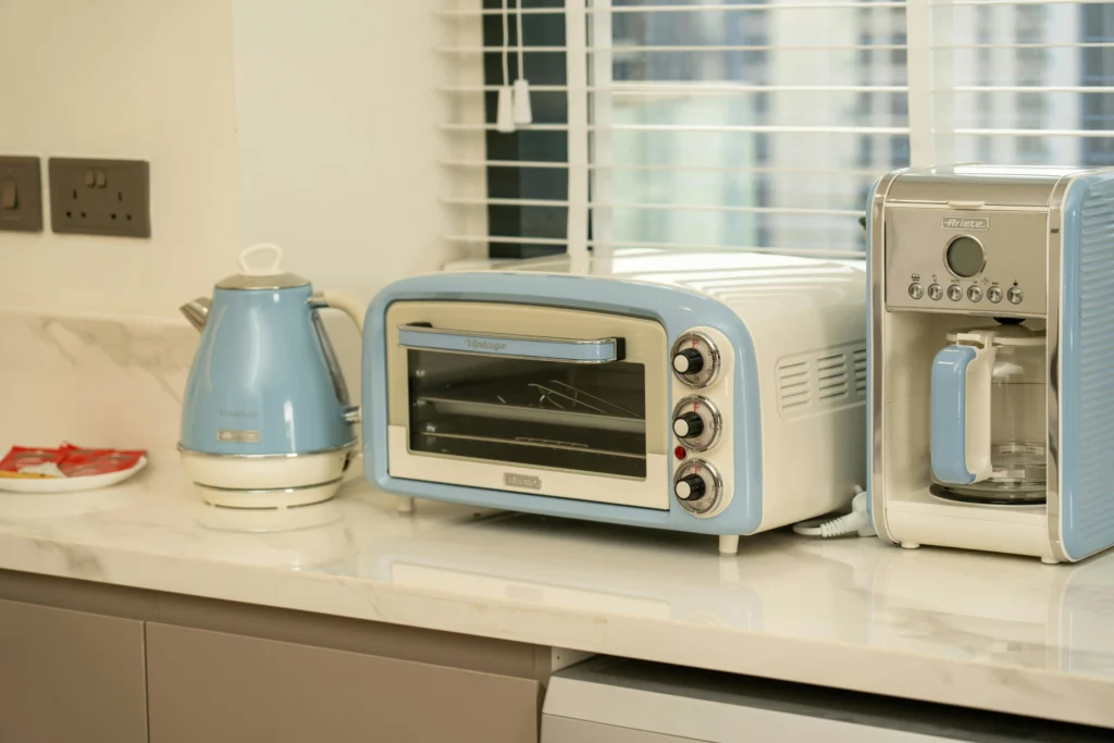 電水壺,小烤箱,咖啡機,小家電,Retro-style kitchen appliances in a modern setting with blue accents.