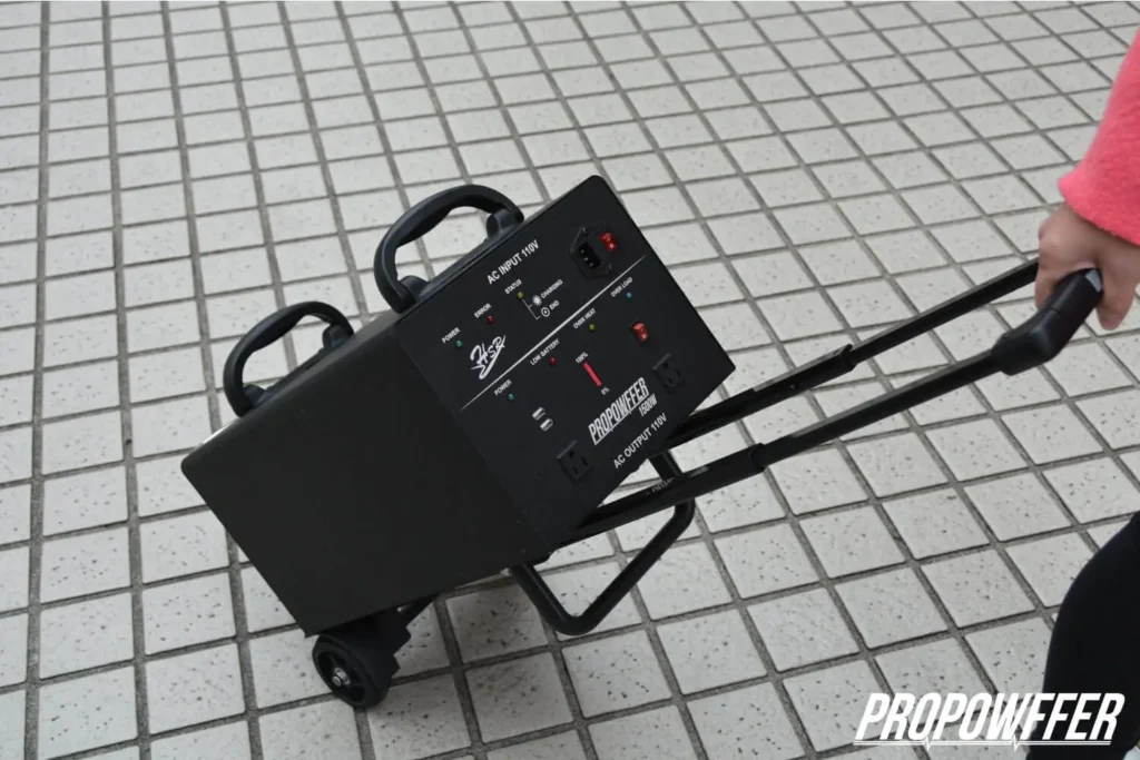 AC移動電源滾輪設計附行李拉桿