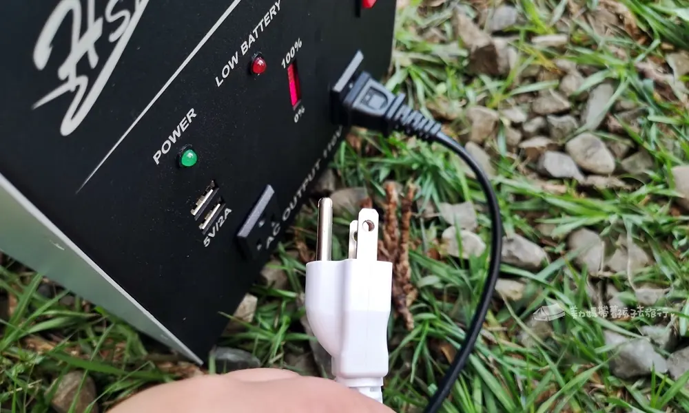 有插頭的AC行動電源