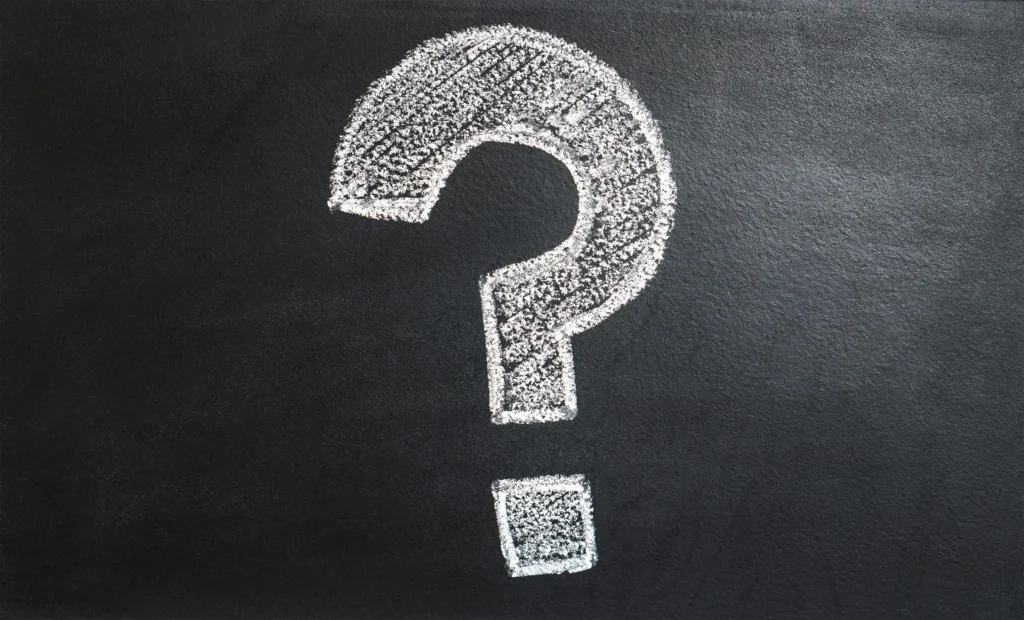 購買疑問A conceptual image featuring a question mark drawn on a chalkboard, ideal for problem-solving contexts.