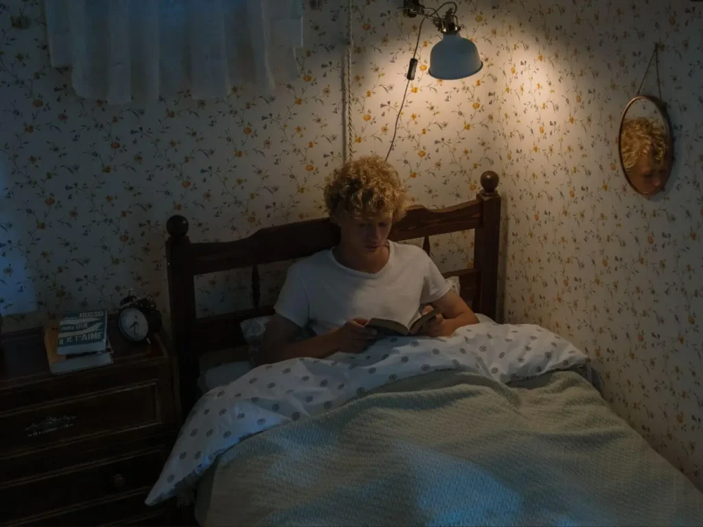 半夜停電時，閱讀燈與筆電使用的場景